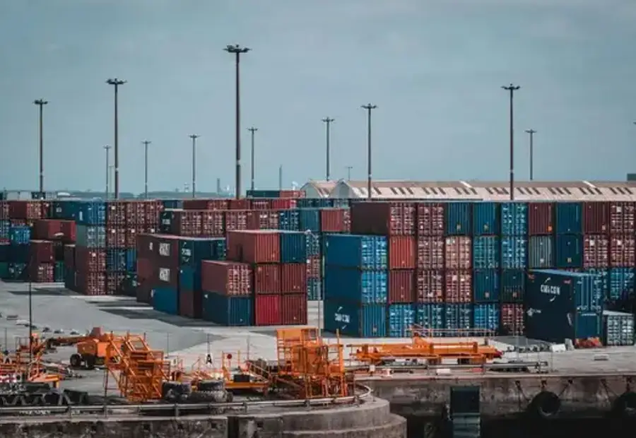 Contenedores de carga apilados en un puerto